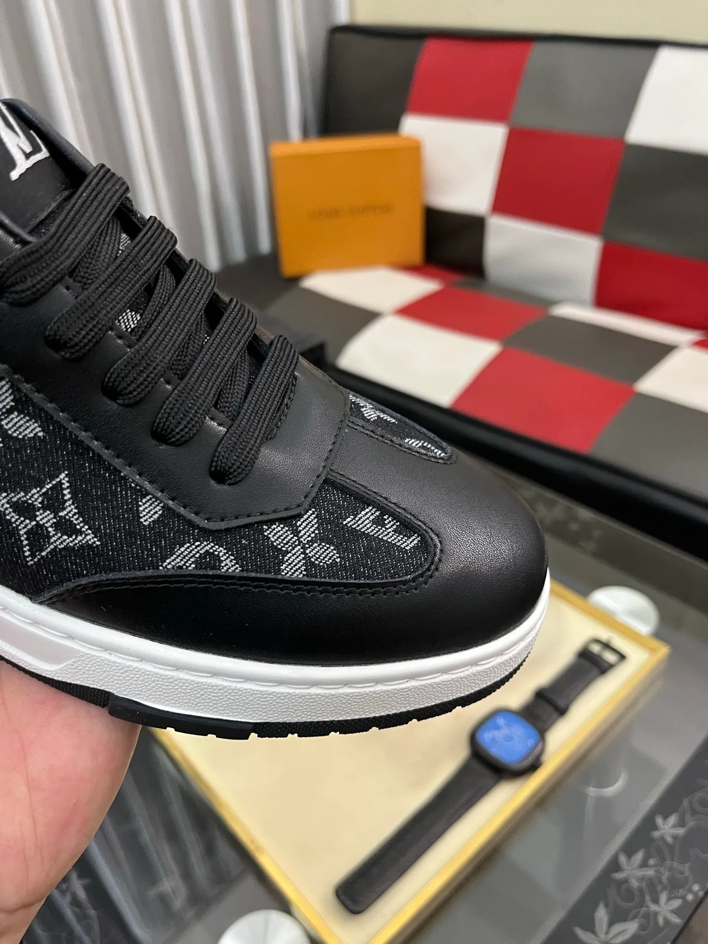 Men's shoes 💰400⌚️⌚️《Louis vuitton/LV Louis Vuitton》original quality.~ Unique modern style sneakers. 🏃A must-have casual shoe for trendy men😍😍 Original brand imported from Italy, imported original leather, cowhide lining (refuses to discolor and grind feet) sole: original sole provided by the original factory, French lazy style design ⚠️Fit to the feet, original quality, super comfortable original sole. Code number: 38-442️⃣Colors available